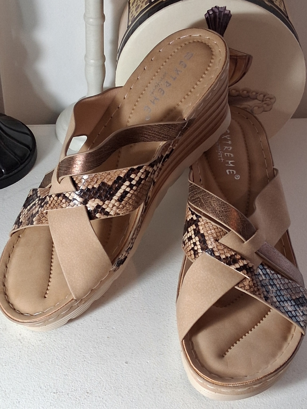 Extreme Comfort Strappy Beige/Snakeskin Print Open Toe Sandals Sz 10M NWOB